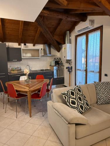 Ponte San Pietro Apartment | Black and White