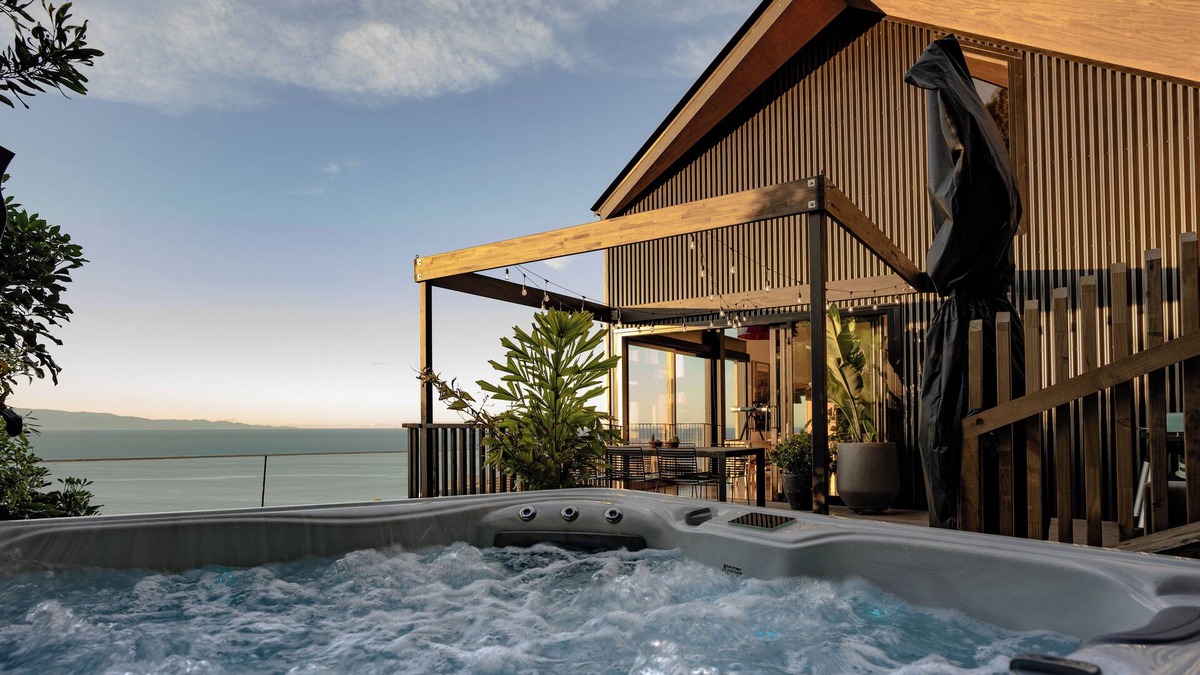 Atawhai House | Black Barn Escape - Modern, Architectural, Sea Views, Spa Pool!