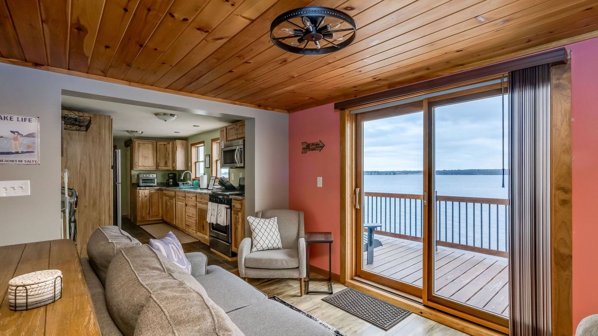 Pillar Point House | Black Bay Chalet- Spectacular lake front location