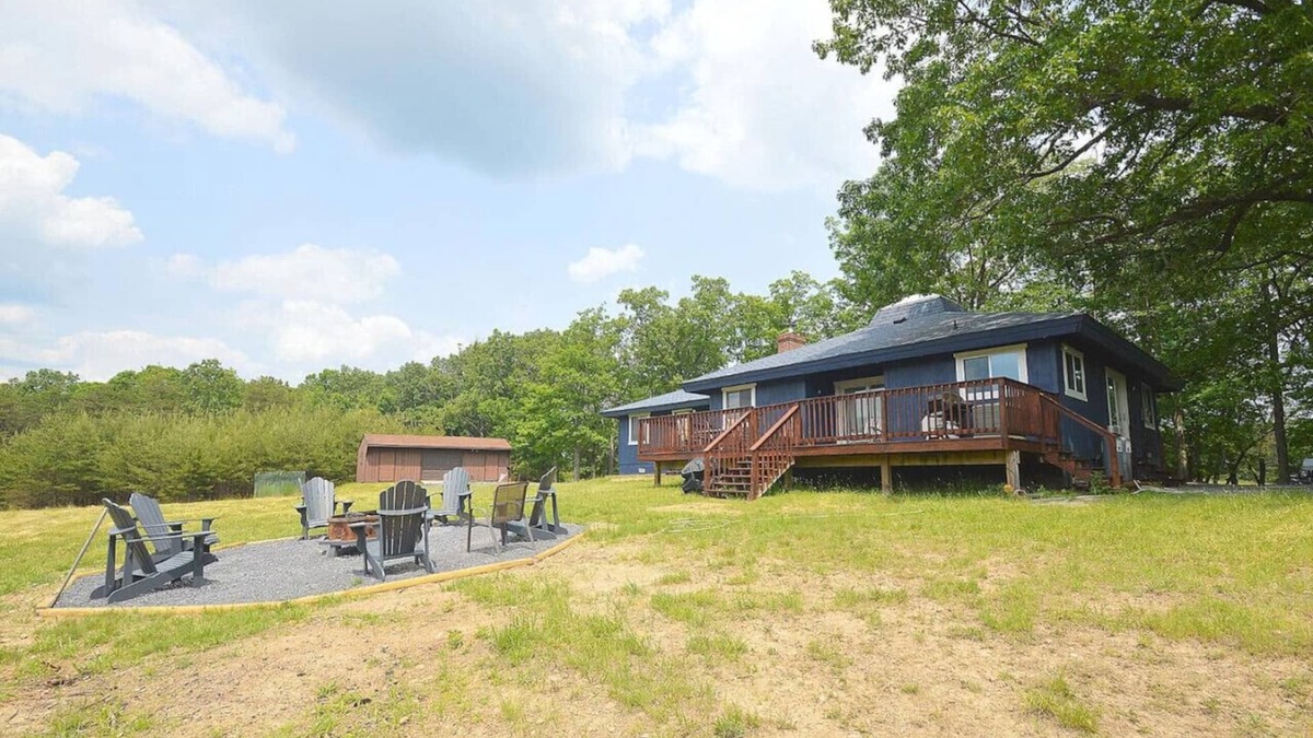 Berkeley Springs Cabin | Black Bear Cabin - Fire pit - grill- view- pets-fireplace-king bed-wifi-gameroom