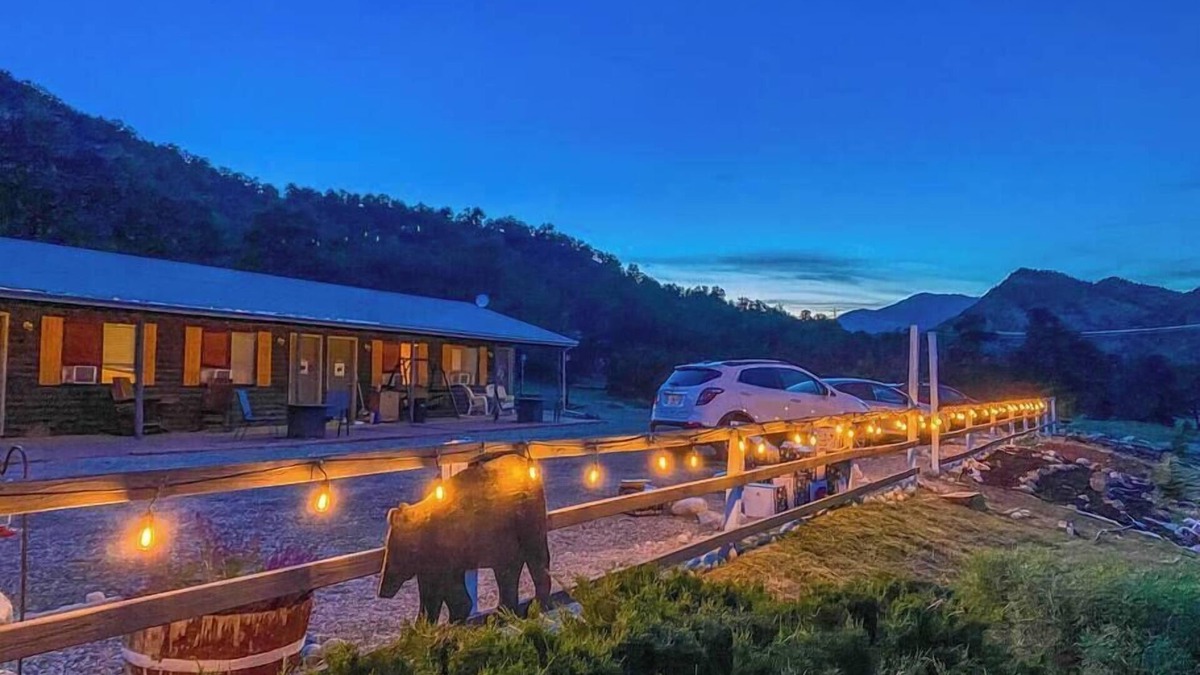 Howard House | Black Bear Lodge 2 Su