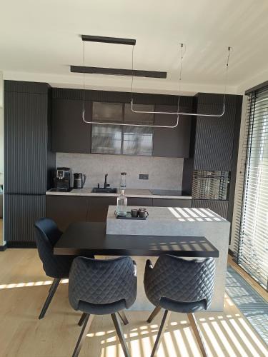Kielce Apartment | Black Bella Apartament Kielce, Widok na Telegraf, Garaż, Klimatyzacja, Lustra w sypialni