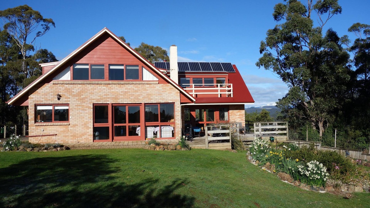 Central Coast Council House | Black Bluff View Retreat - a large comfortable 5 bedroom house on 40 hectares.