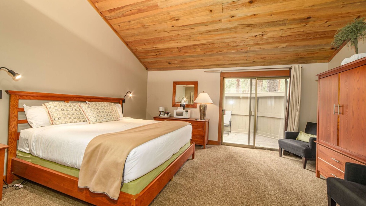 Black Butte Ranch Apartment | Black Butte Ranch Lodge Room 024