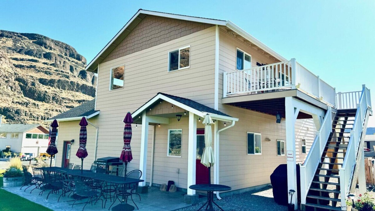 Sunland Estates House | Black Dog Inn, Relaxing Retreat Near Gorge Amphitheater & River