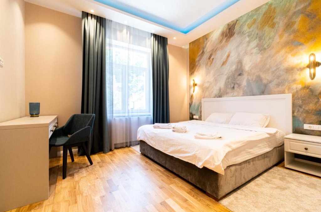 Centrul Vechi Apartment | Black Gate - Quiet Studio in the Heart of Old Town with Free Private Secured Parking