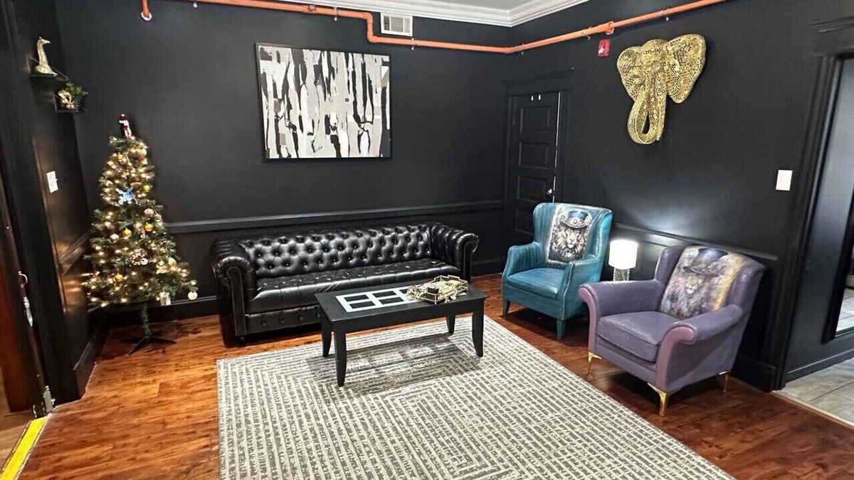 St. Charles Historic District Hotel | Black & Gold suite 202 -ADA Room