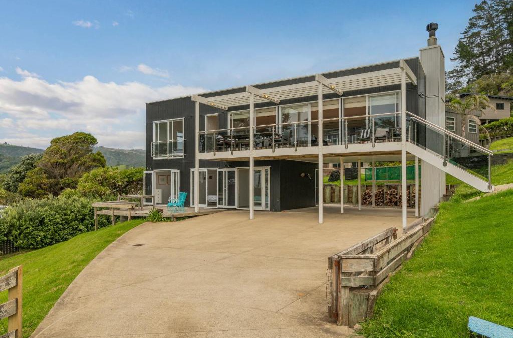 Kuaotunu House | Black House Lookout - Kuaotunu Holiday Home
