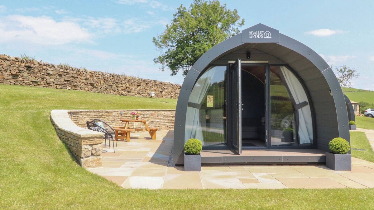 Fence Cottage | BLACK MOSS, romantic, with a garden in Clitheroe
