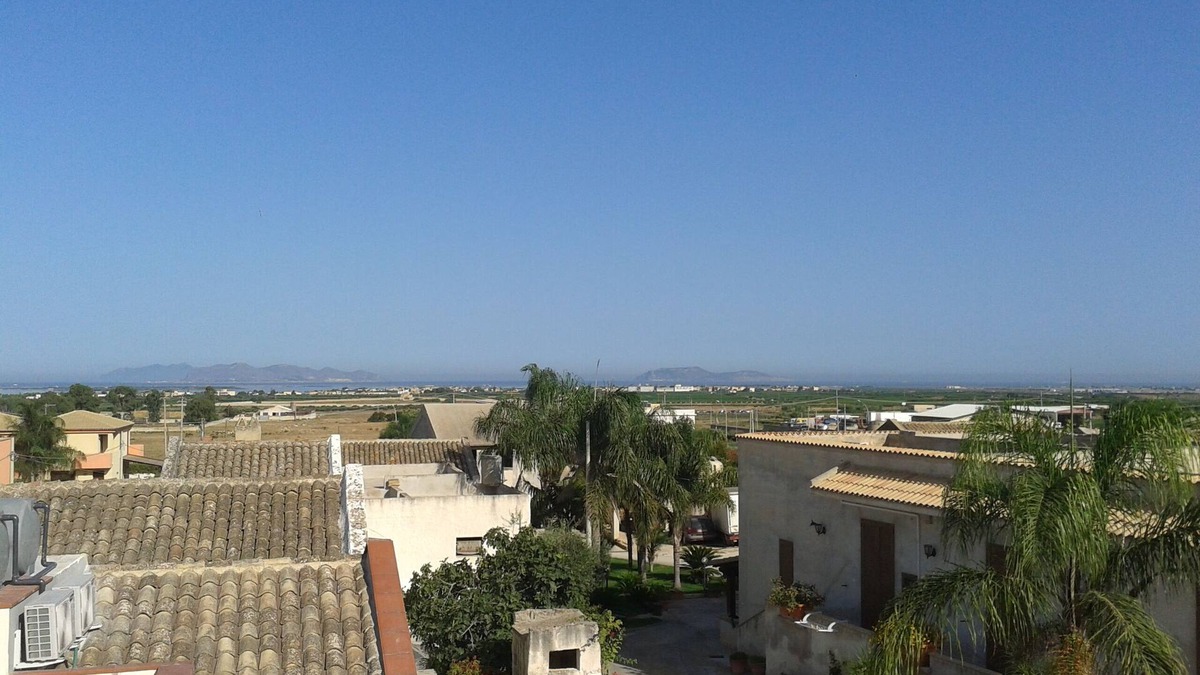 Marsala House | Black Mulberry: Spacious accommodation on hillock in Marsala, view of Egadi Islands and Erice.