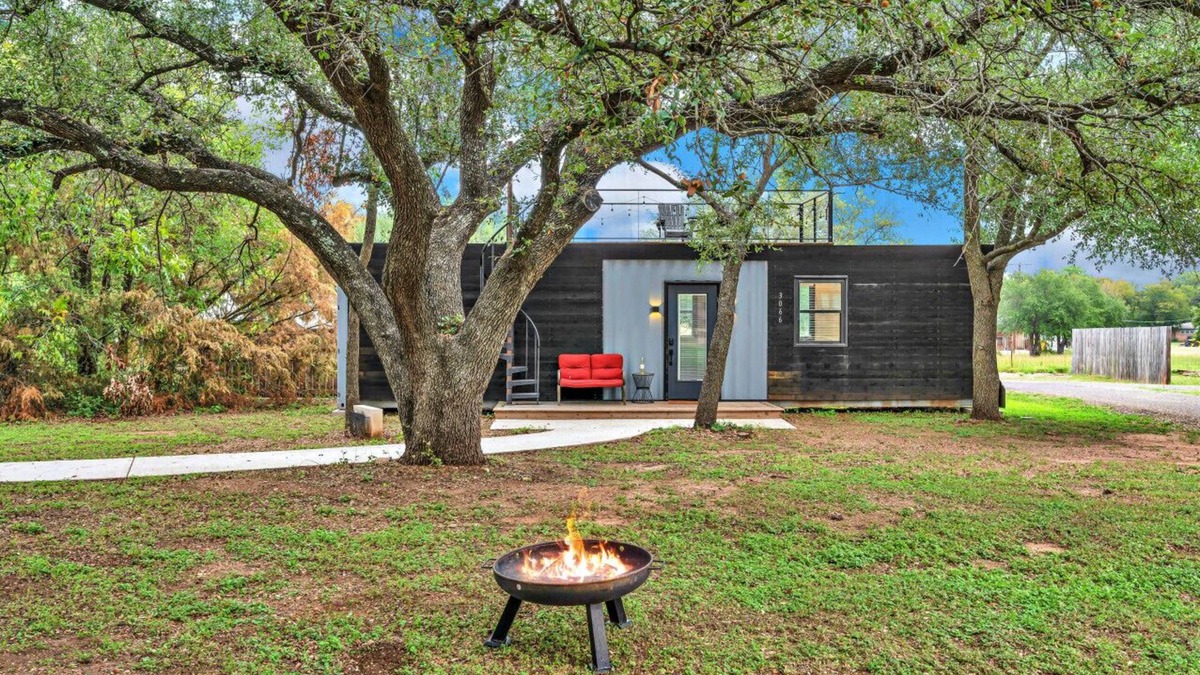 Waco House | Black Oak - Container Home Near Magnolia, Baylor