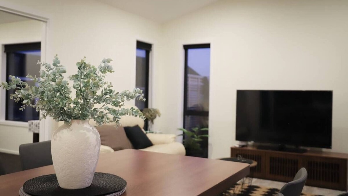 Prebbleton House | Black Pearl brand-new designer 4BR House Netflix Sleeps 11