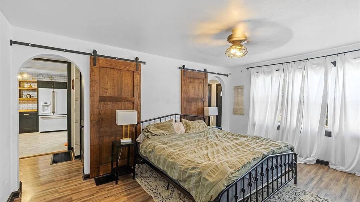 Owensboro House | Black remodeled farmhouse minutes to downtown Owensboro
