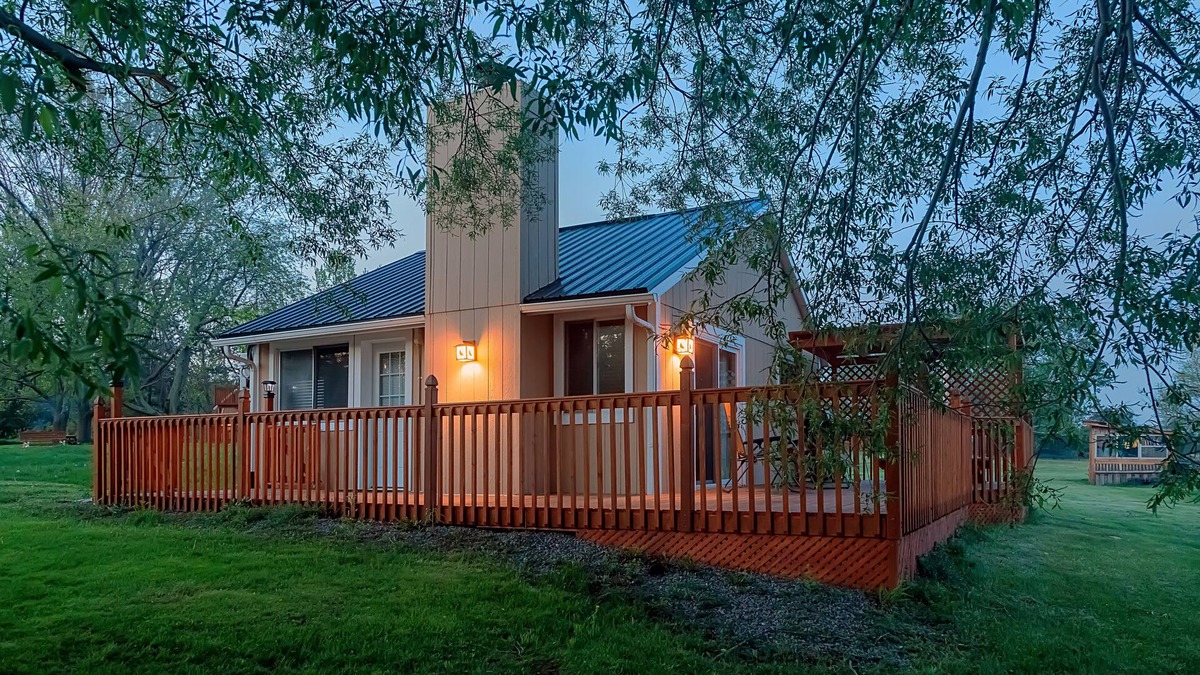Milford Cottage | Black River Cottages. Private, waterfront and air-conditioned cottages