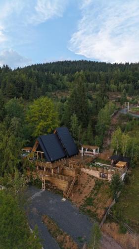 Horea Ski Chalet | Black Roof