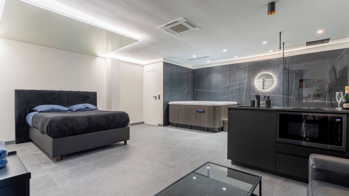 Esbly Apartment | Black Suite Jacuzzi Disneyland