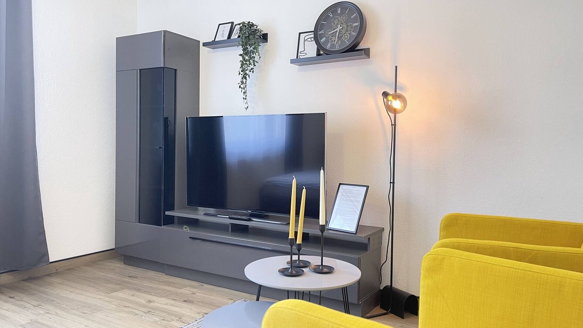Bielefeld Condo | Black%Yellow Designer Apartment Bielefeld