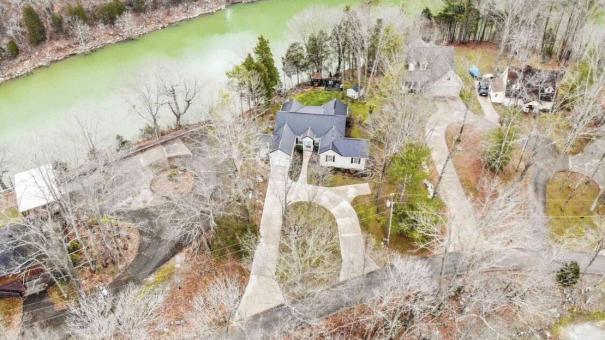 Somerset House | Blackbeard’s Lakefront Bungalow - convenient location with year-round lake views