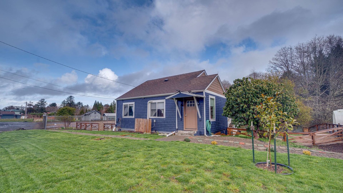 Grayland Cottage | 'Blackberry Cottage' w/Yard Near Westport & Beach