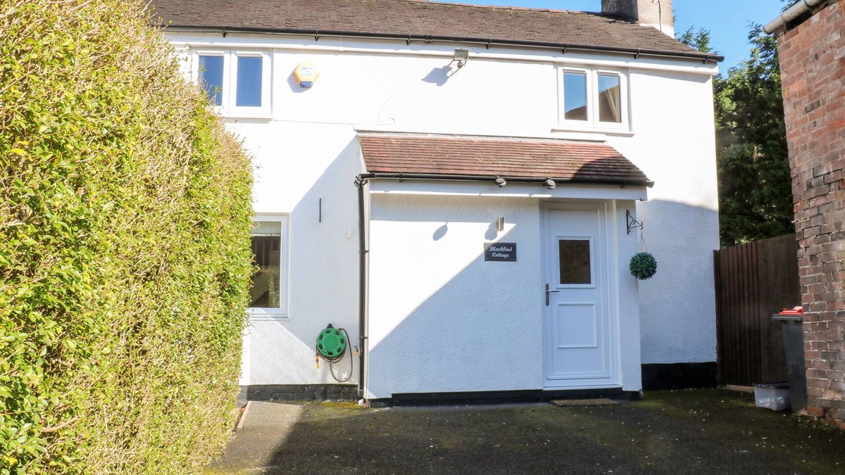Jackfield Cottage | BLACKBIRD COTTAGE, family friendly, with a garden in Ironbridge