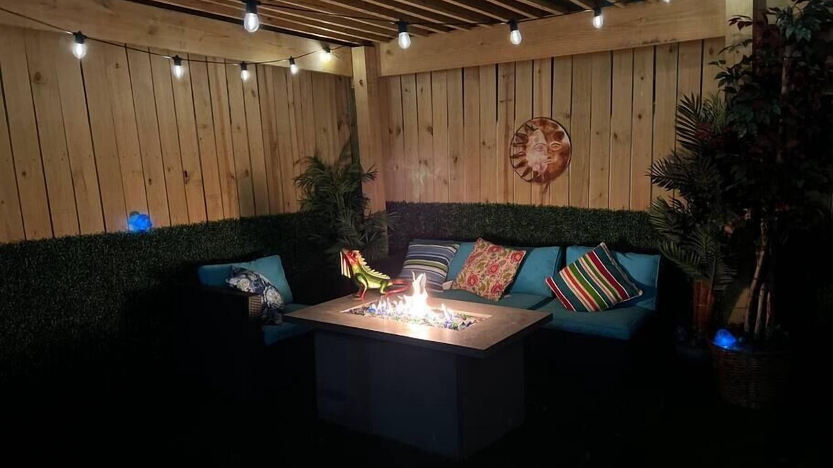 Taylor Berry House | Blacklight in the Bluegrass | Hot Tub