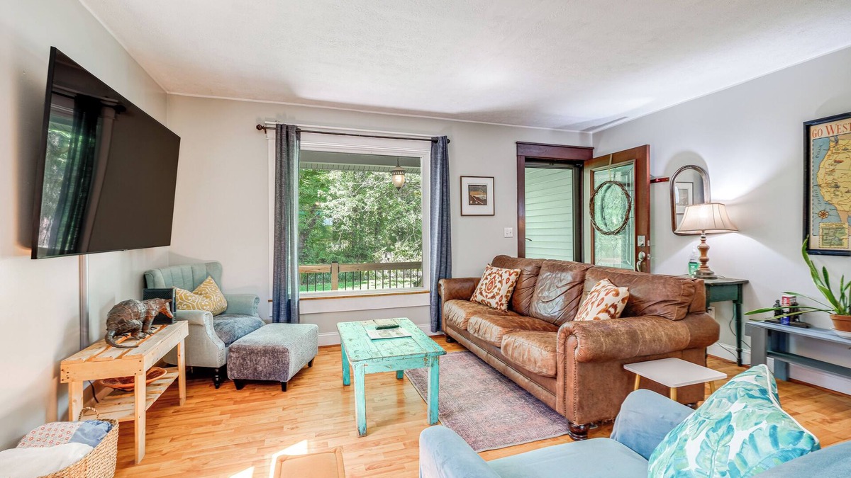 Blacksburg House | Blacksburg Hideaway w/Hot Tub ~ 5 Mi to Campus!