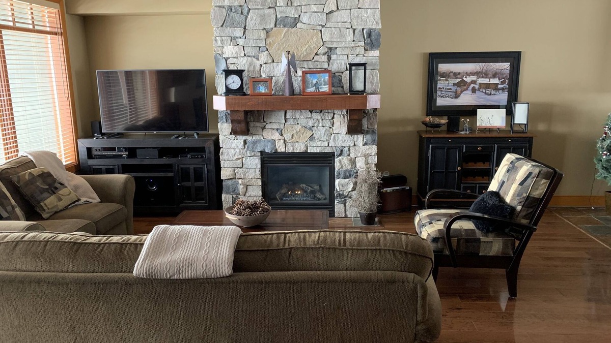 Big White Ski Resort Cabin | Blacksmith Lodge - Luxury Home - True Ski-In-Ski Out Access - Free Skiing