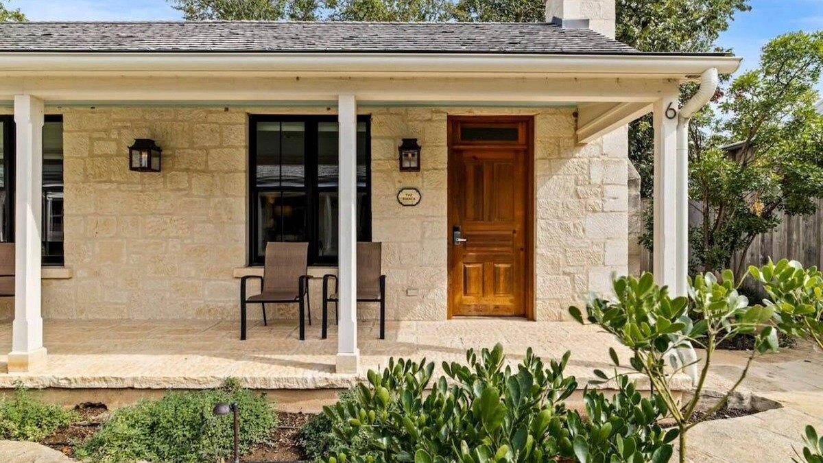Fredericksburg Cabin | Blacksmith Quarters: The Bianca - Downtown