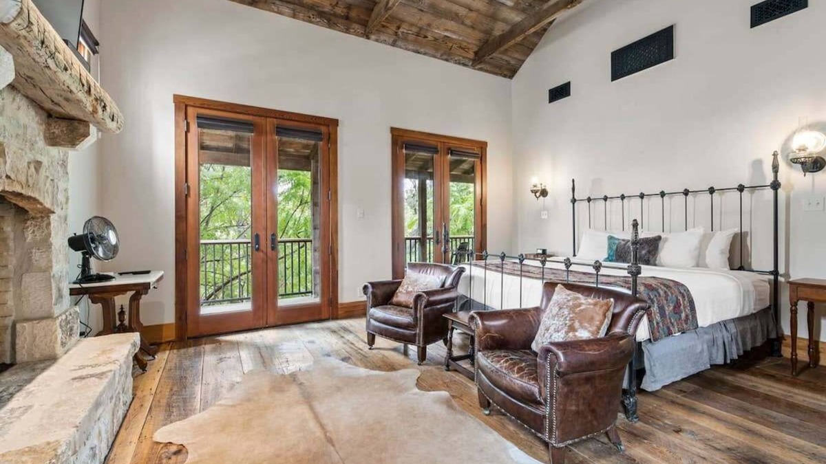 Fredericksburg Cabin | Blacksmith Quarters: The Carl Cottage|DT|Hot Tub