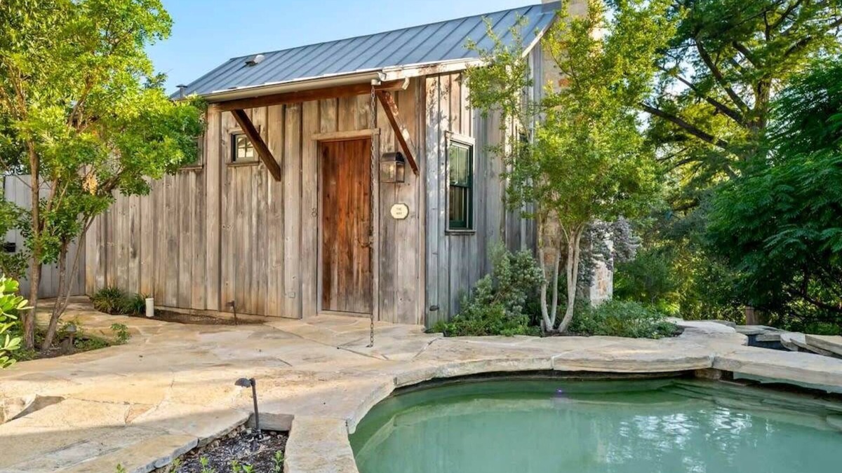 Fredericksburg Cabin | Blacksmith Quarters: The Max Cottage|Hot Tub