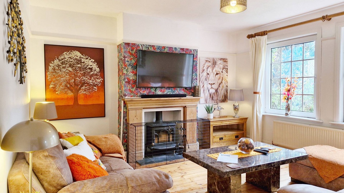 Bosham Cottage | Blacksmiths Cottage - a cottage that sleeps 10 guests in 4 bedrooms