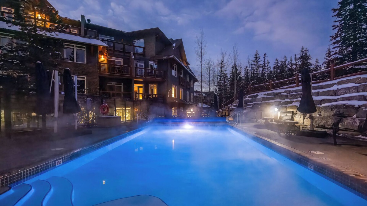 Canmore Hotel | Blackstone Mountain Lodge by CLIQUE