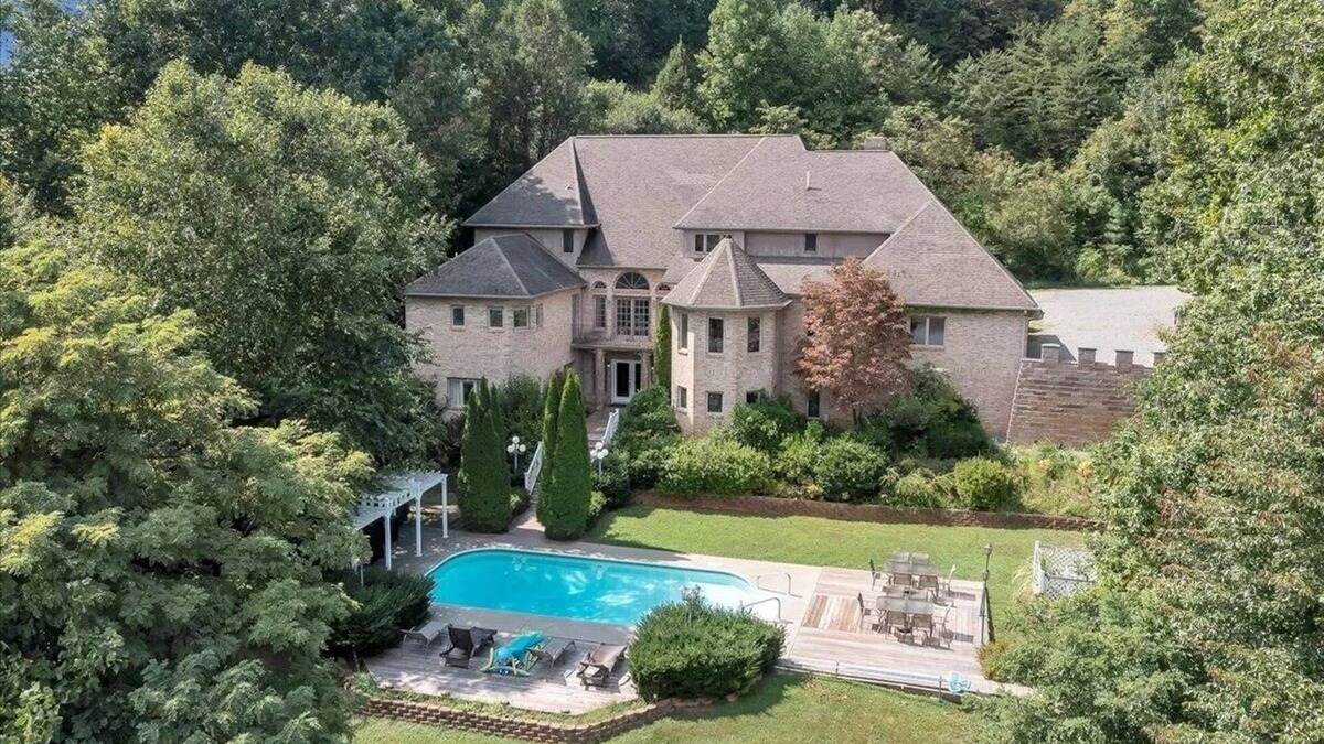 Wirtz House | Blackwater Castle w/Private Pool, Arcade, Hot Tub