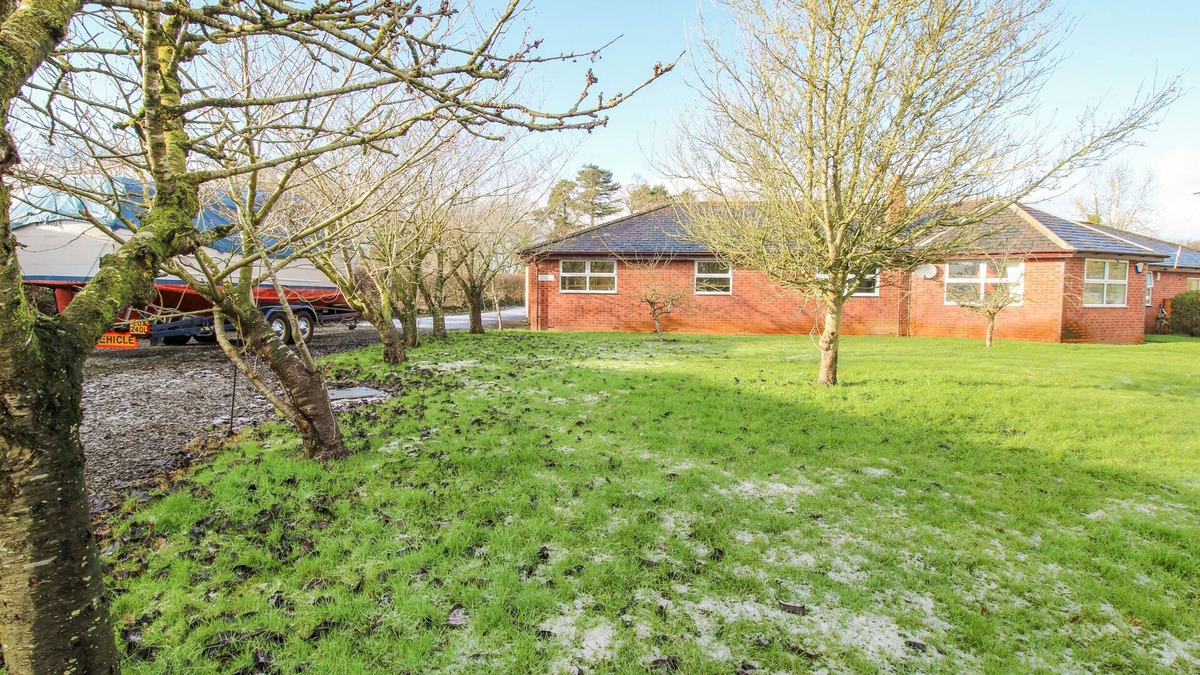 Ellesmere Cottage | BLACKWATER MEADOWS, pet friendly, with a garden in Ellesmere