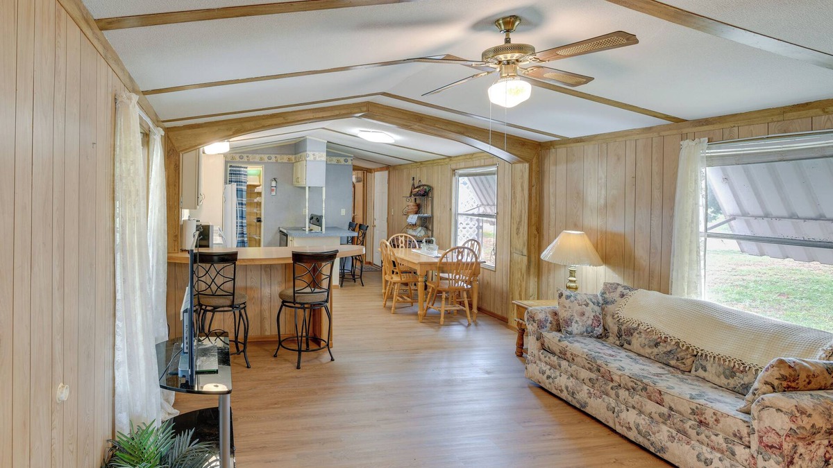 Maryneal House | Blackwell Home w/Enclosed Porch: Steps to Water!