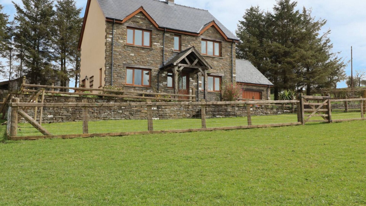 Builth Wells Cottage | BLAEN HENLLAN, pet friendly, with open fire in Builth Wells