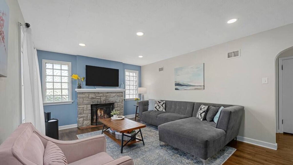 St. Louis House | Blair's Big Field House - Long Stays Welcome