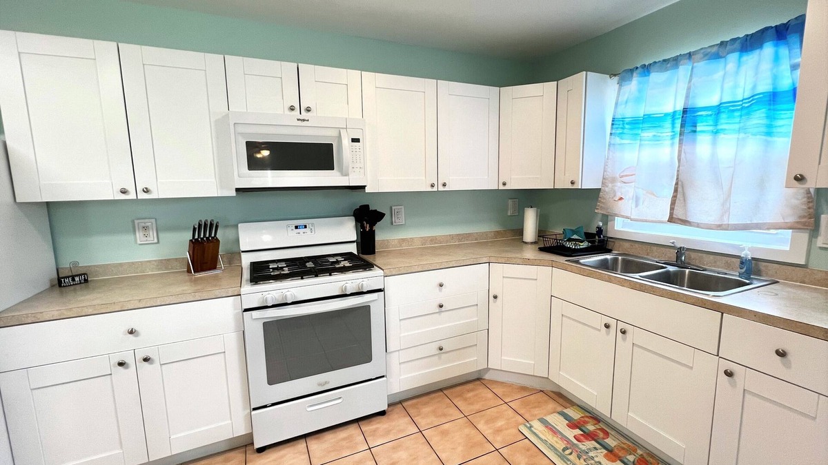 Treasure Cay Apartment | Blair's Bungalow - 2 bdrm w/dock slip Green Turtle Cay