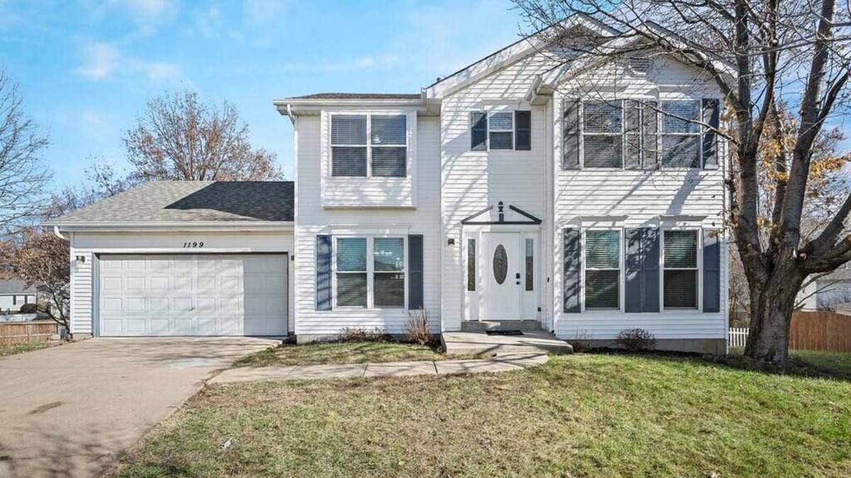 O'Fallon House | Blair's Massive House - Sleeps 12 - 4 Bed 3.5 Bath