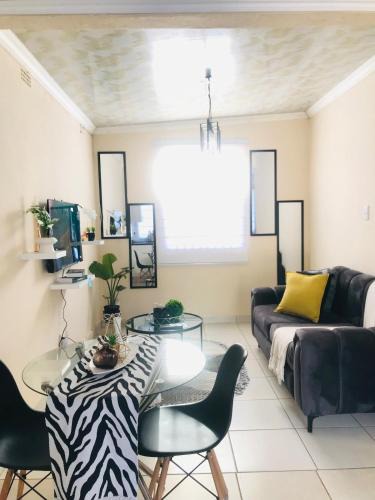 Kareeberg Apartment | Blanc and Bold