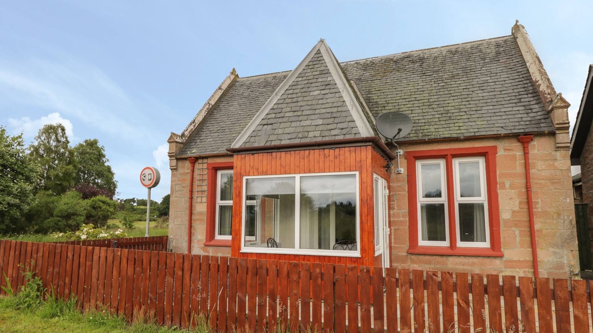 Marybank Cottage | BLANTYRE COTTAGE, pet friendly, with a garden in Muir Of Ord