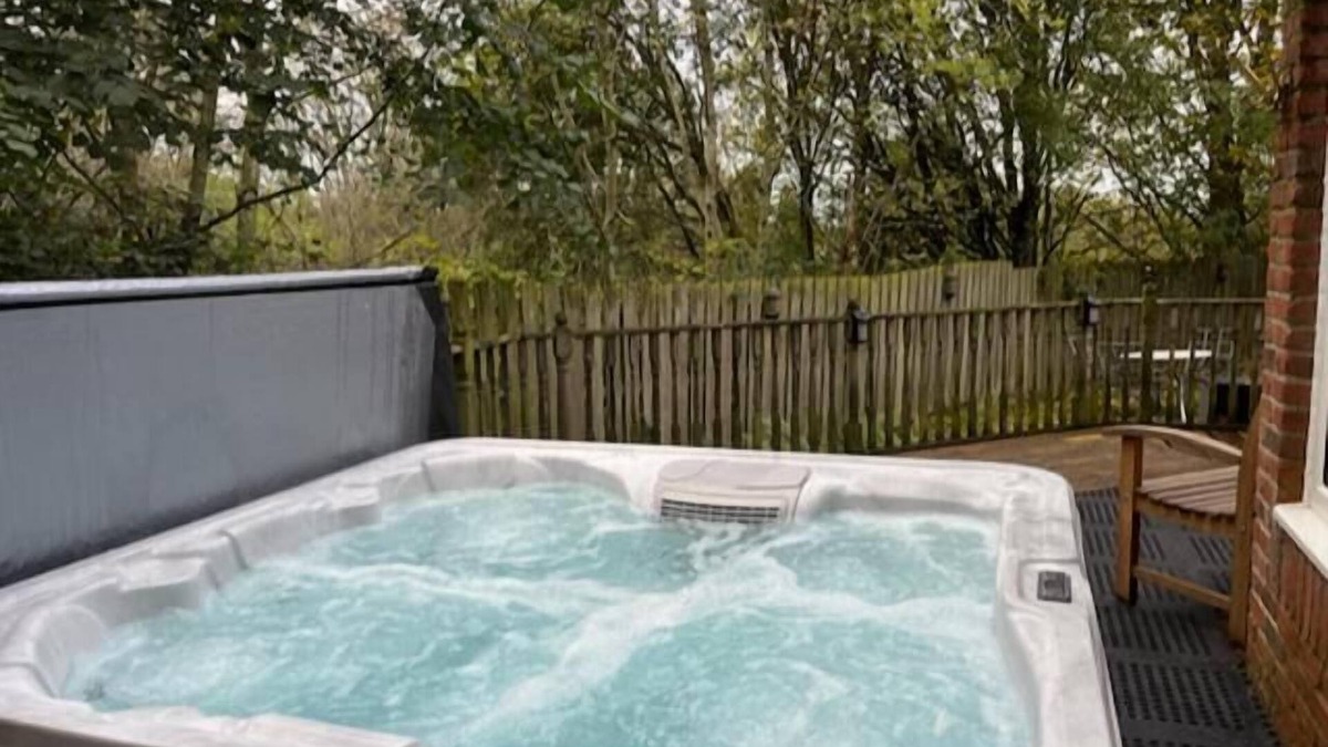 Blaydon on Tyne Apartment | BlaydonBurn - Sleeps 4,5 - Parking - HotTub - Yard