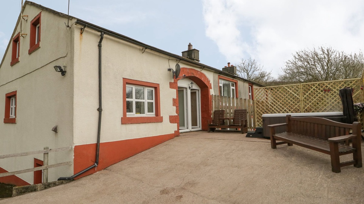 Seascale Cottage | BLENG BARN COTTAGE, pet friendly, with hot tub in Gosforth