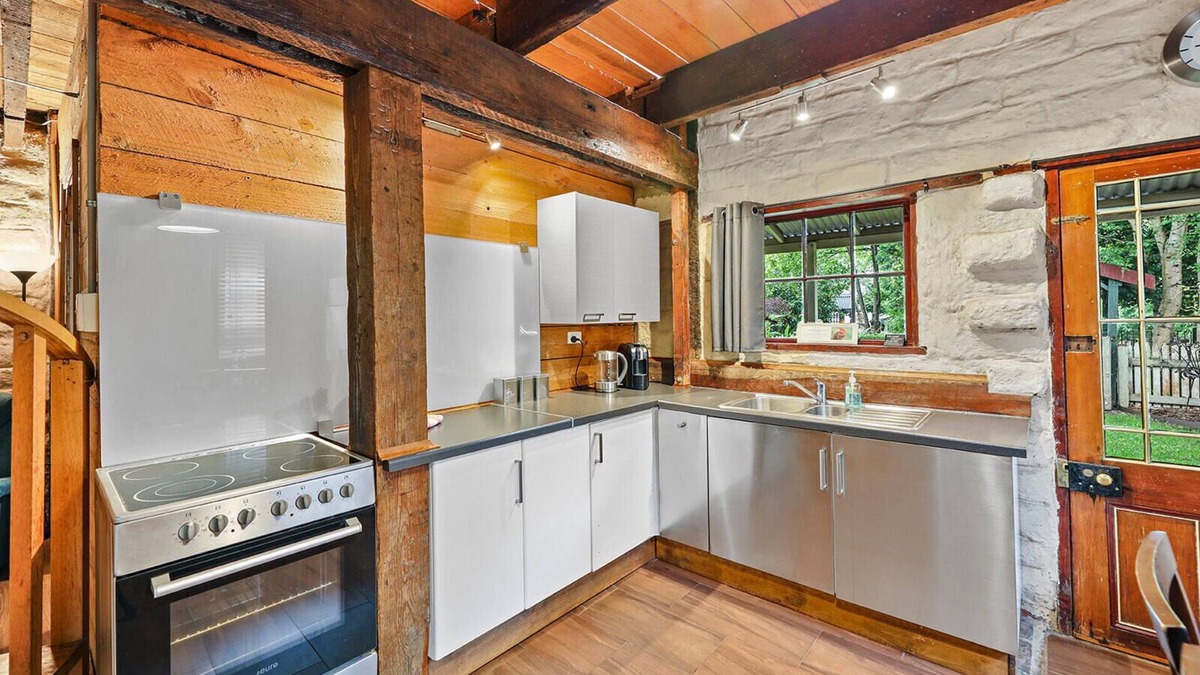 Neerim South Cottage | Blerick Mudbrick Cottage - Spa and Serenity