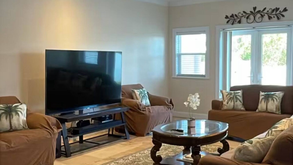 Nassau House | Blessings: 4-bedroom townhome in awesome Nassau with WiFi, AC, fitness equipment