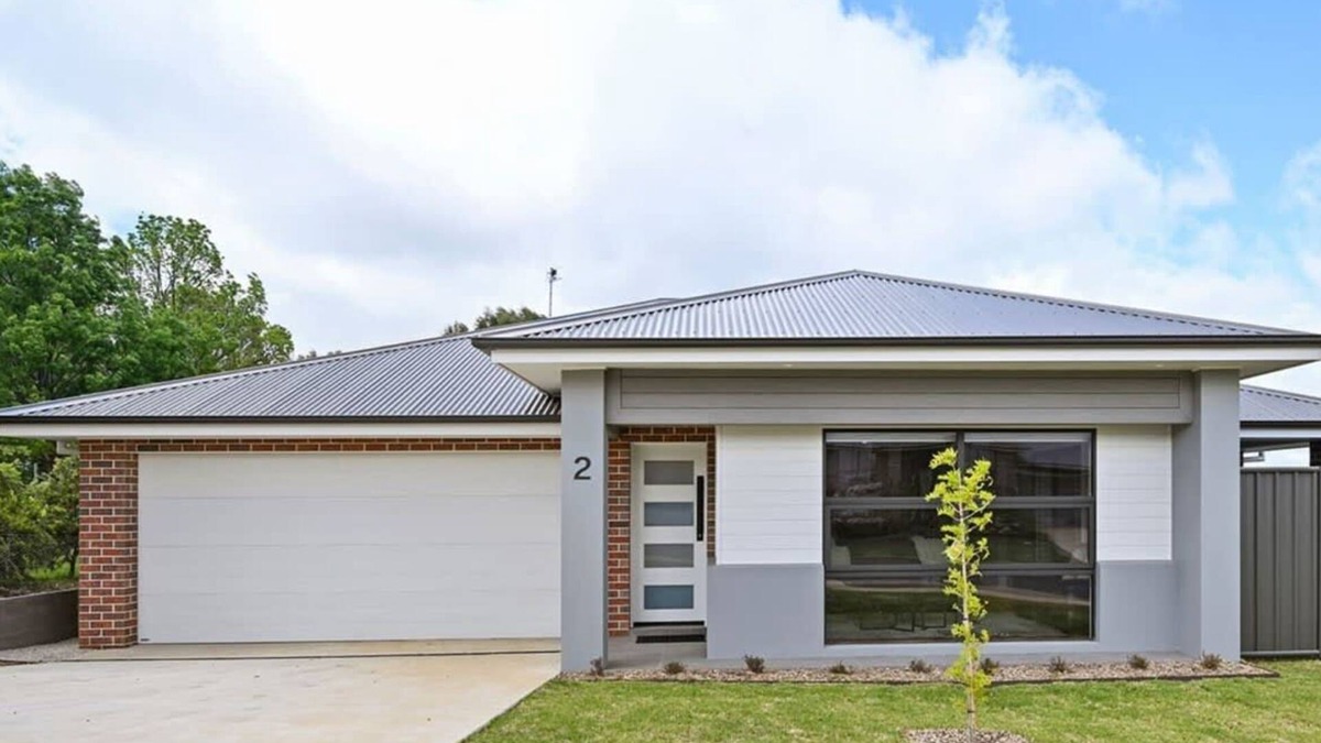 Orange House | Bligh St Bliss - Ideal for Families, Mountain Views
