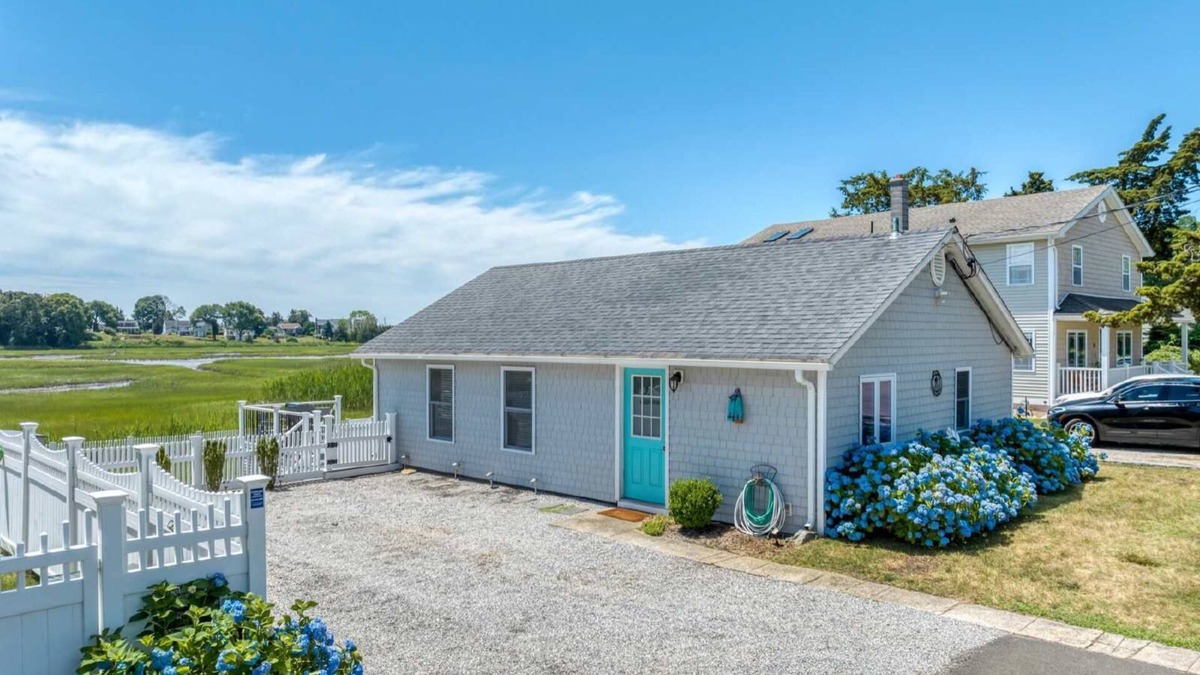 Clinton House | Bliss by the Sea - Cozy Beachside Escape