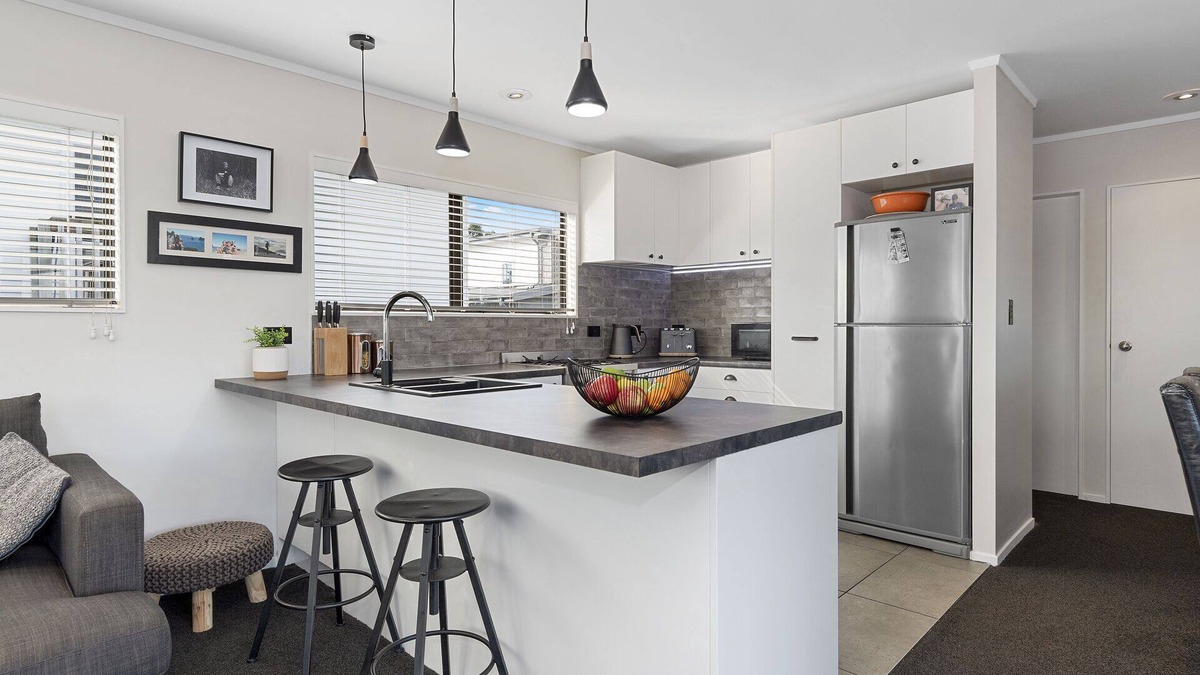 Mount Maunganui House | Bliss.Classic chilled beach house two minutes walk or 200 m from the beach