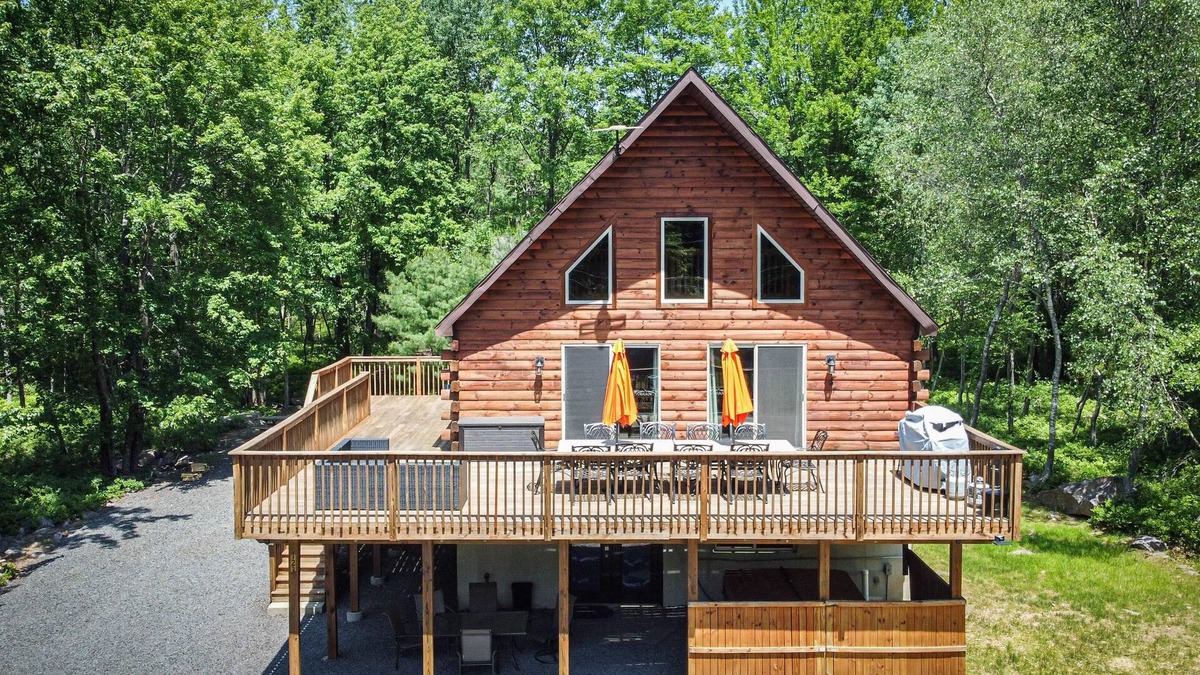 Briar Crest Woods House | BLISS ~Log Chalet ~6BEDROOMS ~4 BA~GAMEROOMS ~HOT TUB~5 MIN. TO SLOPES