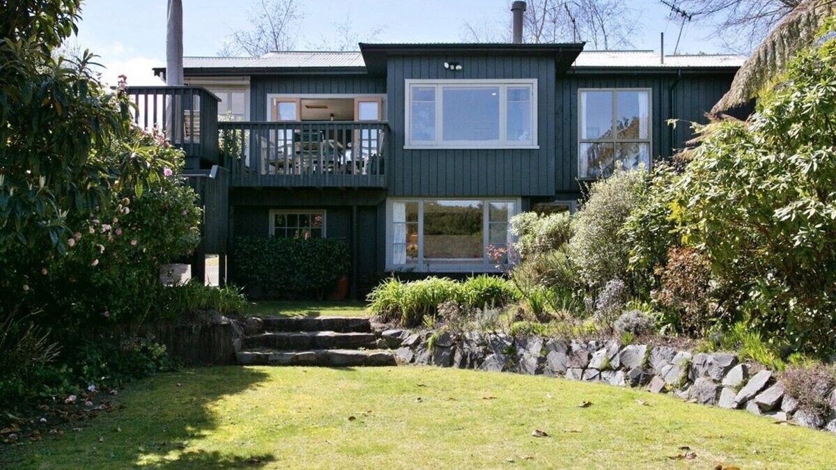 Hilltop Cottage | Bliss - Taupo Holiday Home